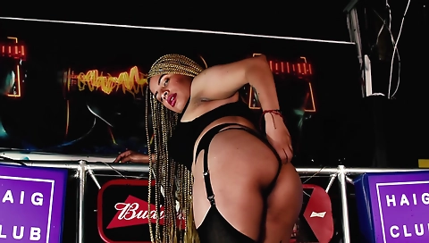 Beautiful ebony hottie shows off herself in the public