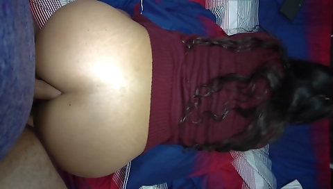 Dicot de la noche de la que una chica se acerca al otro