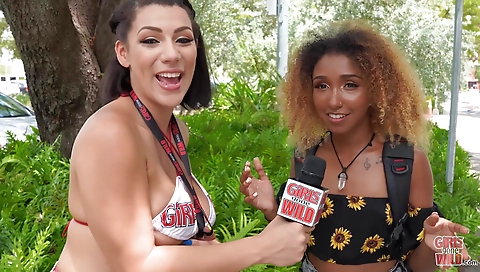 Amateur ebony babe is masturbating in webcam video