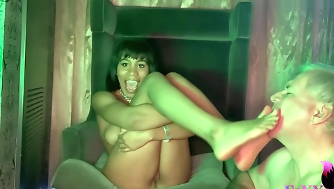 Ebony girl fucking me on the couch in the bathroom