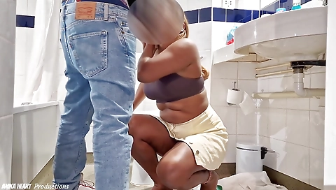 Hot blonde slut cums in the guy's mouth during gym