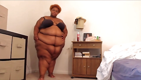 Sexy ebony video showing me walking in the streets