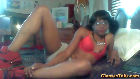 Ebony beauty shows off her big ass in front of the webcam