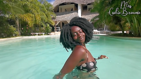 Amateur ebony girl is showing off her beautiful body